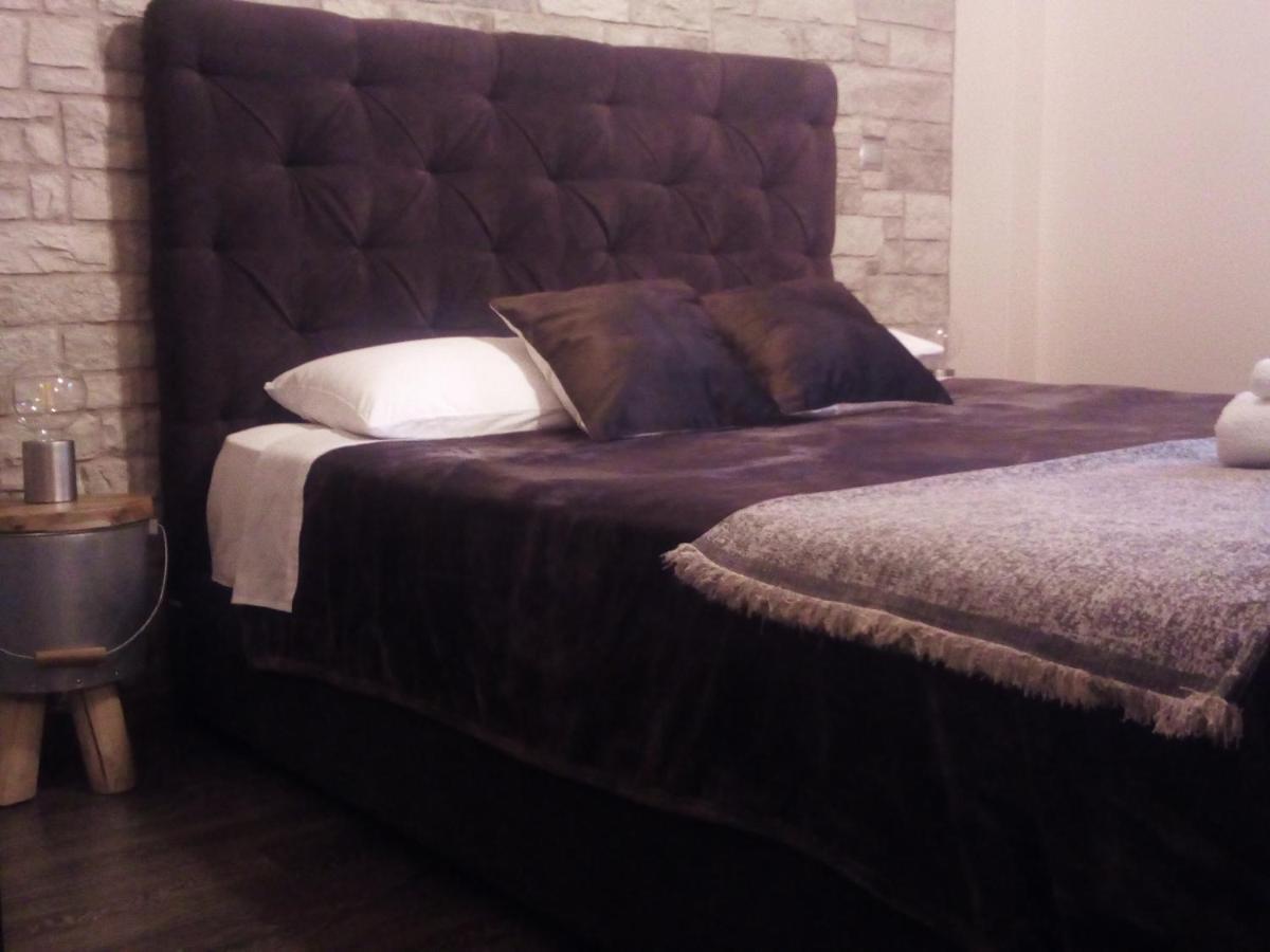 Lux 1 * Athens